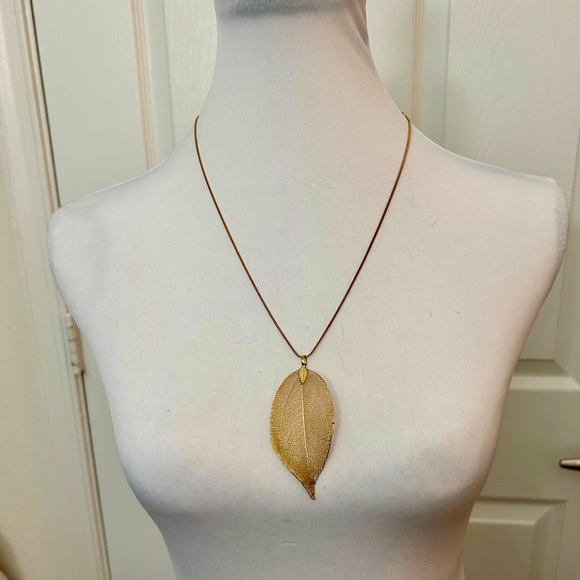 🍁NWT 🍁 Gold Leaf Necklace - Picture 2 of 5